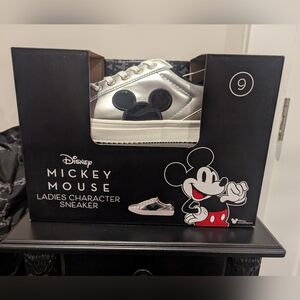 Women's Mickey Mouse Snakers Size 9 NWT